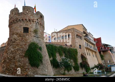 Termoli, Molise, Italien -08-29-2022- der Turm Belvedere, der das alte Fischerdorf umgibt. Stockfoto