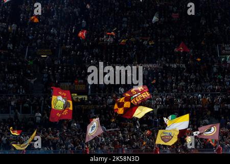 Rom, Italien. 06. Oktober 2022. Rom, Italien, 6. Oktober 2022. Roma-Fans warten auf den Start des Europa League-Fußballspiels der Gruppe C zwischen Roma und Real Betis im Olympiastadion. Quelle: Riccardo De Luca - Bilder Aktualisieren/Alamy Live News Stockfoto