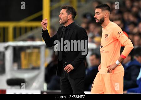 BRÜGGE - (lr) Club Atletico de Madrid Trainer Diego Simeone, Yannick Carrasco oder Club Atletico de Madrid während des UEFA Champions League-Spiel der Gruppe B zwischen Club Brugge und Atletico Madrid am 4. Oktober 2022 im Jan Breydel Stadion in Brügge, Belgien. ANP | Dutch Height | Gerrit van Keulen Stockfoto