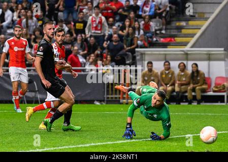 Braga, Portugal, 06/10/2022, Union's Siebe Van der Heyden, Braga's Ricardo Horta und Union Torwart Anthony Moris kämpfen für den Ball während eines Spiels zwischen dem portugiesischen Verein SC Braga und dem belgischen Fußballteam Royale Union Saint-Gilloise, Donnerstag, 06. Oktober 2022 in Braga, Portugal, Das dritte von sechs Spielen in der Gruppenphase des UEFA Europa League-Wettbewerbs. BELGA FOTO LAURIE DIEFFEMBACQ Stockfoto