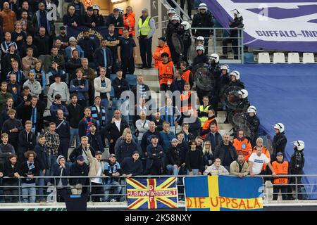 Gent, Belgien, 06/10/2022, die Anhänger und Polizisten von Djurgardens während eines Fußballspieles zwischen der belgischen KAA Gent und dem schwedischen Djurgardens IF, Donnerstag, 06. Oktober 2022 in Gent, am dritten Tag der Gruppenbühne der UEFA Europa Conference League. BELGA FOTO KURT DESPLENTER Stockfoto