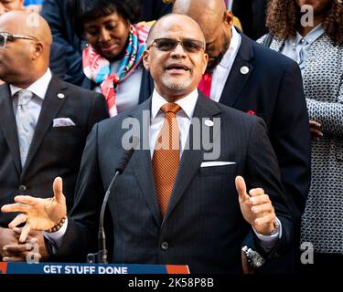 New York, Usa. 06. Oktober 2022. Der New Yorker Schulkanzler David Banks spricht auf einer Pressekonferenz vor dem Tweed Courthouse über eine neue Initiative in Bezug auf öffentliche Sicherheit und Bildung. Kredit: SOPA Images Limited/Alamy Live Nachrichten Stockfoto