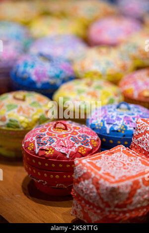 Indonesien, Bali. Traditionelles Handwerk Dorf von Tohpati. Bunt bemalte Strohkisten. Stockfoto