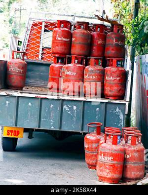 Kochi, Kerala, Indien -17. Februar 2021 Flüssiggas ( LPG ), das in einem LKW oder Lieferwagen für die Verteilung zu Hause gelagert wird Stockfoto