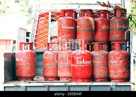 Kochi, Kerala, Indien -17. Februar 2021 Flüssiggas ( LPG ), das in einem LKW oder Lieferwagen für die Verteilung zu Hause gelagert wird Stockfoto