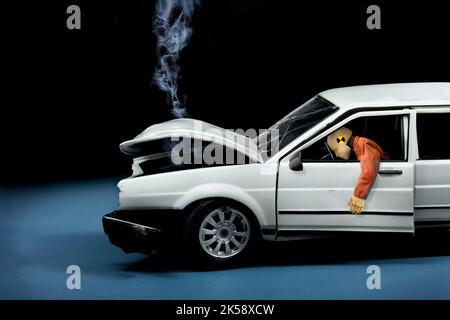 Crashtest Unfall mit Dummy im Modellauto Stockfoto