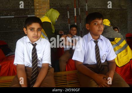 Peshawar, Khyber Pakhtunkhwa, Pakistan. 6. Oktober 2022. Ein Student erhält während einer Impfkampagne in Peshawar, an der Peshawar-Modellschule-Warsak-Straße, einen Typhus-Impfstoff. Nach Angaben des Gesundheitsministeriums werden alle Kinder im Alter zwischen 9 Monaten und 15 Jahren in der ersten Phase der Kampagne geimpft. (Bild: © Hussain Ali/Pacific Press via ZUMA Press Wire) Stockfoto