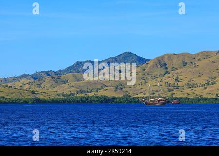 Nicht identifiziertes Touristenboot, das in der Nähe von Flores Island, Indonesien segelt Stockfoto