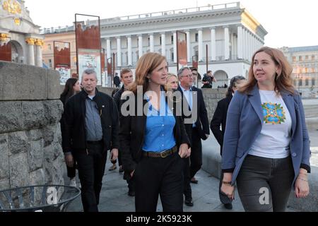 KIEW, UKRAINE - 06. OKTOBER 2022 - der Administrator der US-Agentur für internationale Entwicklung (USAID) Samantha Power (L) besucht den Maidan Nezaleschnosti-Platz, Kiew, die Hauptstadt der Ukraine. Stockfoto