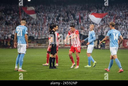 Malmoe, Schweden. 06. Oktober 2022. Schiedsrichter Halil Umut Meler mit Janik Haberer (19) von der Union Berlin während des UEFA Europa League-Spiels zwischen Malmo FF und Union Berlin im Eleda Stadion in Malmö. (Foto: Gonzales Photo/Alamy Live News Stockfoto