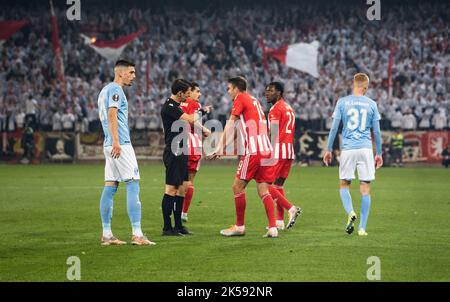 Malmoe, Schweden. 06. Oktober 2022. Schiedsrichter Halil Umut Meler mit Janik Haberer (19) von der Union Berlin während des UEFA Europa League-Spiels zwischen Malmo FF und Union Berlin im Eleda Stadion in Malmö. (Foto: Gonzales Photo/Alamy Live News Stockfoto