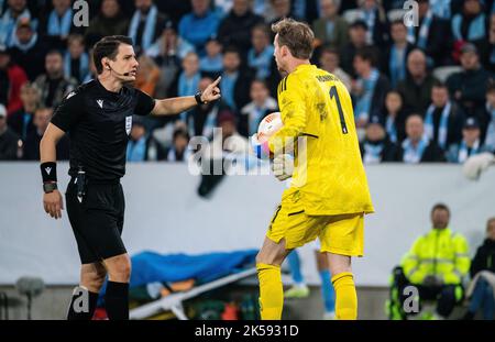 Malmoe, Schweden. 06. Oktober 2022. Schiedsrichter Halil Umut Meler mit Torwart Frederik Ronnow (1) von Union Berlin während des UEFA Europa League-Spiels zwischen Malmo FF und Union Berlin im Eleda Stadion in Malmö gesehen. (Foto: Gonzales Photo/Alamy Live News Stockfoto