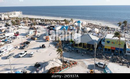 Fort Myers, Florida, USA. 4. Oktober 2022. Das Drohnenbild zeigt die Verwüstung, die in Fort Meyers nach Hurrikan Ian über die Region zurückblieb. Hurrikan Ian war der tödlichste Hurrikan, der den Bundesstaat Florida seit dem Hurrikan am Labor Day 1935 getroffen hat. Ian, ein großer und zerstörerischer Kategorie-4-atlantischer Hurrikan, verursachte weitreichende Schäden. (Bild: © Roger Edelman/ZUMA Press Wire) Stockfoto