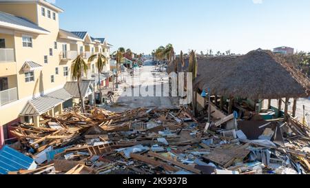 Fort Myers, Florida, USA. 4. Oktober 2022. Das Drohnenbild zeigt die Verwüstung, die in Fort Meyers nach Hurrikan Ian über die Region zurückblieb. Hurrikan Ian war der tödlichste Hurrikan, der den Bundesstaat Florida seit dem Hurrikan am Labor Day 1935 getroffen hat. Ian, ein großer und zerstörerischer Kategorie-4-atlantischer Hurrikan, verursachte weitreichende Schäden. (Bild: © Roger Edelman/ZUMA Press Wire) Stockfoto