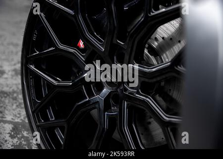 Das vorne glänzende schwarze Aftermarket Vossen Alloy Wheel mit Audi RS Bremsen an Einem Audi RS6 C8 Avant aus dem Jahr 2021 Stockfoto