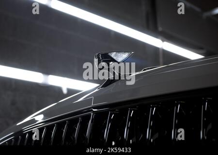 Die Bentley Flying B Flügel auf der Vorderseite Eines schwarzen Bentley Flying Spur-Emblares aus dem Jahr 2022 mit schwarzen Bonnet-Gittern Stockfoto