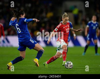 Cardiff, Wales, 6, Oktober, 2022,Jess Fishlock (Wales) dribbelt Ball während der FIFA Womens World Cup 2023 Play-Off First Round, Credit:, Graham Glendinning,/ Alamy Live News Final Score: 1-0 Stockfoto