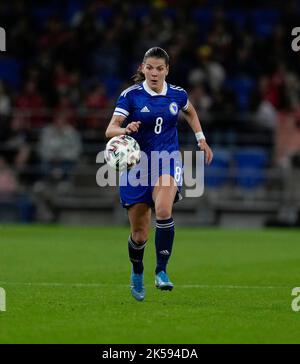 Cardiff, Wales, 6, Oktober, 2022,Marija Aleksic ( Bosnien und Herzegowina) im Einsatz, während der FIFA Womens World Cup 2023 Play-Off First Round, Credit:, Graham Glendinning,/ Alamy Live News Final Score: 1-0 Stockfoto