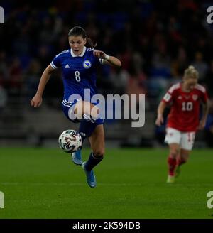 Cardiff, Wales, 6, Oktober, 2022,Marija Aleksic ( Bosnien und Herzegowina) im Einsatz, während der FIFA Womens World Cup 2023 Play-Off First Round, Credit:, Graham Glendinning,/ Alamy Live News Final Score: 1-0 Stockfoto