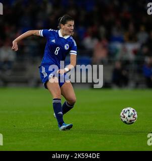 Cardiff, Wales, 6, Oktober, 2022,Marija Aleksic ( Bosnien und Herzegowina) im Einsatz, während der FIFA Womens World Cup 2023 Play-Off First Round, Credit:, Graham Glendinning,/ Alamy Live News Final Score: 1-0 Stockfoto