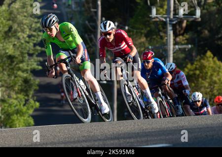 Tadej Pogacar aus Slowenien führt eine Gruppe von Radfahrern während der UCI Road Cycling World Championships 2022 der Elite-Männer an. Stockfoto