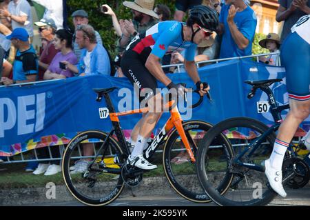 Nikolas Zukowski aus Kanada klettert während des Rennens der UCI Road Cycling World Championships 2022 vor australischen Fans einen steilen Hügel. Stockfoto