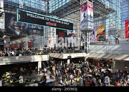 Menschen besuchen die New York Comic Con im Javits Center am 06. Oktober 2022 in New York. Stockfoto