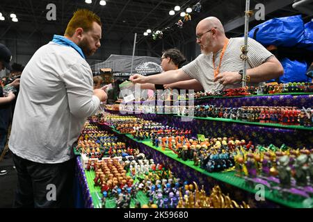 Menschen besuchen die New York Comic Con im Javits Center am 06. Oktober 2022 in New York. Stockfoto