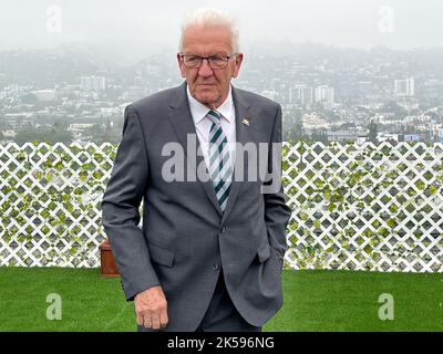 Los Angeles, USA. 06. Oktober 2022. Ministerpräsident Winfried Kretschmann (Bündnis 90/die Grünen) steht auf dem Dach eines Hotels. Kretschmann reist diese Woche mit einer Delegation von mehr als 100 Personen in die USA. Quelle: Nico Pointner/dpa/Alamy Live News Stockfoto