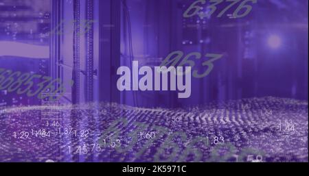 Bild der Datenverarbeitung mit qr-Code über dem Serverraum Stockfoto