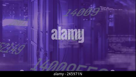 Bild der Datenverarbeitung mit qr-Code über dem Serverraum Stockfoto