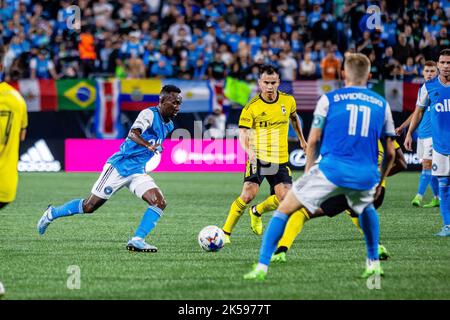 Charlotte, NC, USA. 5. Oktober 2022. Charlotte FC Verteidiger Harrison Afful (25) mit dem Ball in der ersten Hälfte des Major League Soccer-Matches im Bank of America Stadium in Charlotte, NC. (Scott KinserCal Sport Media). Kredit: csm/Alamy Live Nachrichten Stockfoto