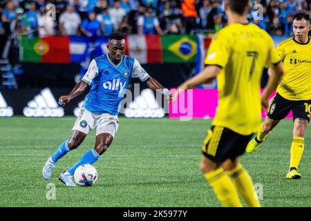 Charlotte, NC, USA. 5. Oktober 2022. Charlotte FC Verteidiger Harrison Afful (25) mit dem Ball in der ersten Hälfte des Major League Soccer-Matches im Bank of America Stadium in Charlotte, NC. (Scott KinserCal Sport Media). Kredit: csm/Alamy Live Nachrichten Stockfoto