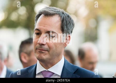 Prag, Tschechische Republik. 06. Oktober 2022. Der belgische Premierminister Alexander De Croo spricht nach dem Gipfel der Europäischen Politischen Gemeinschaft in Prag bei einer Pressekonferenz mit den Medien. Es handelt sich um das erste Treffen einer breiteren Gruppe von Mitgliedstaaten der Europäischen Union und anderen europäischen Ländern auf dem gesamten Kontinent. Kredit: SOPA Images Limited/Alamy Live Nachrichten Stockfoto