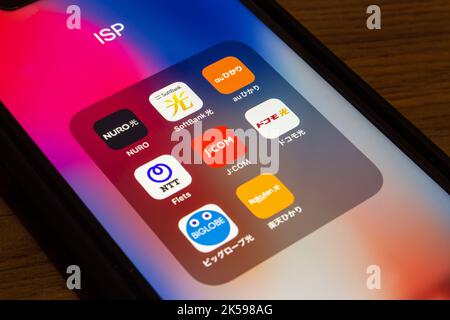 Japanische ISP-Symbole (Nuro Hikari, SoftBank Hikari, au Hikari, NTT Flets, J:COM, DOCOMO Hikari, Biglobe Hikari & Rakuten Hikari) auf dem iPhone Stockfoto