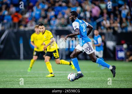 Charlotte, NC, USA. 5. Oktober 2022. Charlotte FC Mittelfeldspieler Derrick Jones (20) mit dem Ball in der zweiten Hälfte gegen die Columbus Crew im Major League Soccer Match im Bank of America Stadium in Charlotte, NC. (Scott KinserCal Sport Media). Kredit: csm/Alamy Live Nachrichten Stockfoto