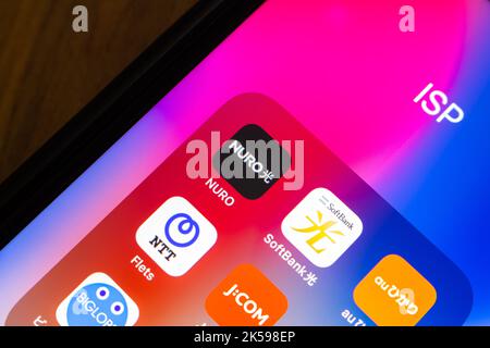 Japanischer Glasfaser-ISP Nuro Hikari und andere ISP-Symbole (SoftBank Hikari, au Hikari, NTT Flets, J:COM, Docomo Hikari, Biglobe und Rakuten) auf dem iPhone Stockfoto