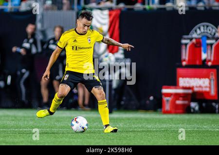 Charlotte, NC, USA. 5. Oktober 2022. Columbus Crew Mittelfeldspieler Lucas Zelarray‡n (10) spielt in der zweiten Hälfte des Major League Soccer-Spiels im Bank of America Stadium in Charlotte, NC. (Scott KinserCal Sport Media). Kredit: csm/Alamy Live Nachrichten Stockfoto