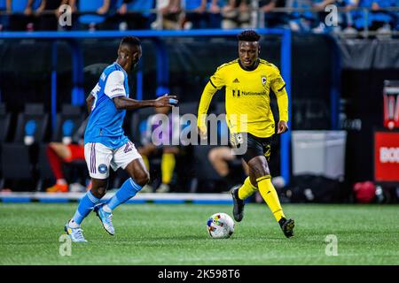 Charlotte, NC, USA. 5. Oktober 2022. Columbus Crew Mittelfeldspieler Derrick Etienne (22) mit dem Ball während der zweiten Hälfte des Major League Soccer-Spiels im Bank of America Stadium in Charlotte, NC. (Scott KinserCal Sport Media). Kredit: csm/Alamy Live Nachrichten Stockfoto