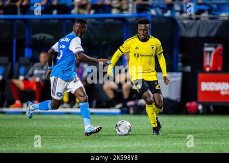 Charlotte, NC, USA. 5. Oktober 2022. Columbus Crew Mittelfeldspieler Derrick Etienne (22) mit dem Ball während der zweiten Hälfte des Major League Soccer-Spiels im Bank of America Stadium in Charlotte, NC. (Scott KinserCal Sport Media). Kredit: csm/Alamy Live Nachrichten Stockfoto