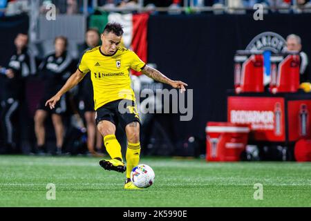 Charlotte, NC, USA. 5. Oktober 2022. Columbus Crew Mittelfeldspieler Lucas Zelarray‡n (10) spielt in der zweiten Hälfte des Major League Soccer-Spiels im Bank of America Stadium in Charlotte, NC. (Scott KinserCal Sport Media). Kredit: csm/Alamy Live Nachrichten Stockfoto