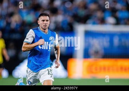 Charlotte, NC, USA. 5. Oktober 2022. Charlotte FC Mittelfeldspieler Brandt Bronico (13) während der zweiten Hälfte des Major League Soccer-Spiels im Bank of America Stadium in Charlotte, NC. (Scott KinserCal Sport Media). Kredit: csm/Alamy Live Nachrichten Stockfoto