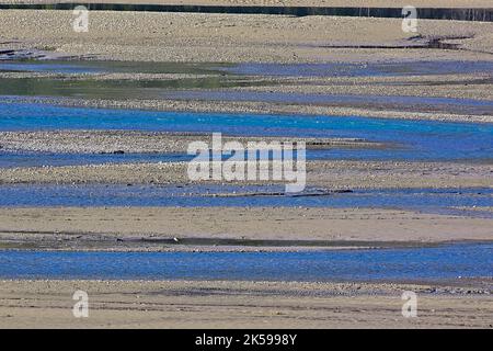 Ein Landschaftsbild des Maligne River, der durch einen trockenen Medicine Lake im Jasper National Park in Alberta, Kanada, führt. Stockfoto