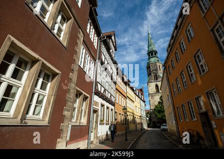 31.05.2022, Deutschland, Niedersachsen, Hannover - Allee in der Altstadt, hinten die Kreuzkirche im Goldenen Winkel der Altstadt. 00A220531D036CA Stockfoto