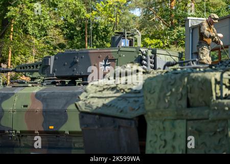 24.08.2022, Deutschland, Niedersachsen, Münster - Panzerlehrbrigade 9 NIEDERSACHSEN der deutschen Streitkräfte, links eine Puma-Panzerinfanterie Stockfoto