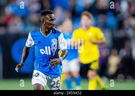 Charlotte, NC, USA. 5. Oktober 2022. Charlotte FC Verteidiger Harrison Afful (25) während der zweiten Hälfte des Major League Soccer-Spiels im Bank of America Stadium in Charlotte, NC. (Scott KinserCal Sport Media). Kredit: csm/Alamy Live Nachrichten Stockfoto