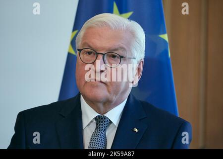 04.09.2022, Deutschland, Berlin, Berlin - Bundespräsident Frank-Walter Steinmeier bei der Pressekonferenz anlässlich des Staatsbesuchs des Israeli Stockfoto