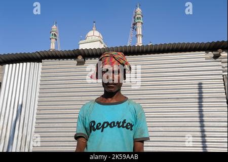 11.12.2011, Indien, Maharashtra, Mumbai - Porträt eines indischen Mannes im Slum von Mumbai in Dharavi, trägt ein T-Shirt mit Reporter darauf. Die minare Stockfoto