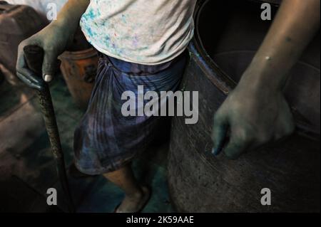 07.12.2011, Indien, Maharashtra, Mumbai - Ein Arbeiter in einer Stoffwerkstatt und einer Fabrik im Slum Dharavi in Mumbai. Das Viertel Dharavi liegt im Herzen Stockfoto