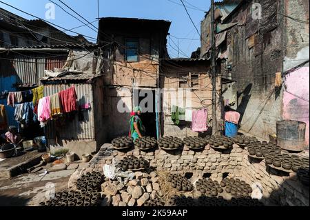 09.12.2011, Indien, Maharashtra, Mumbai - Töpferwaren trocknen in der Sonne in der Kumbharwada Gemeinschaft im Dharavi Slum von Mumbai. Der Dharavi-Distr Stockfoto